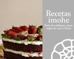 Tarta de avellanas, cacao, yogur de coco y fresas